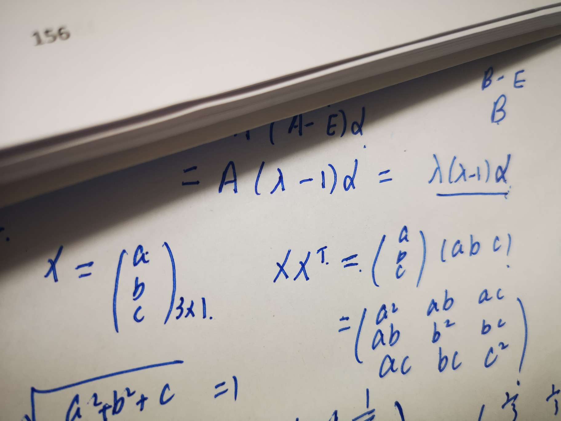 在考研数学中，单位列向量是内积为1，怎么推出成比例的？